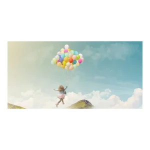 Mädchen an Luftballons