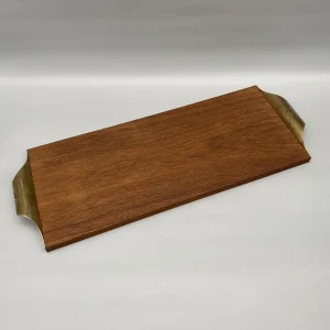 Mid-Century-Tablett aus Teakholz mit Messinggriffen