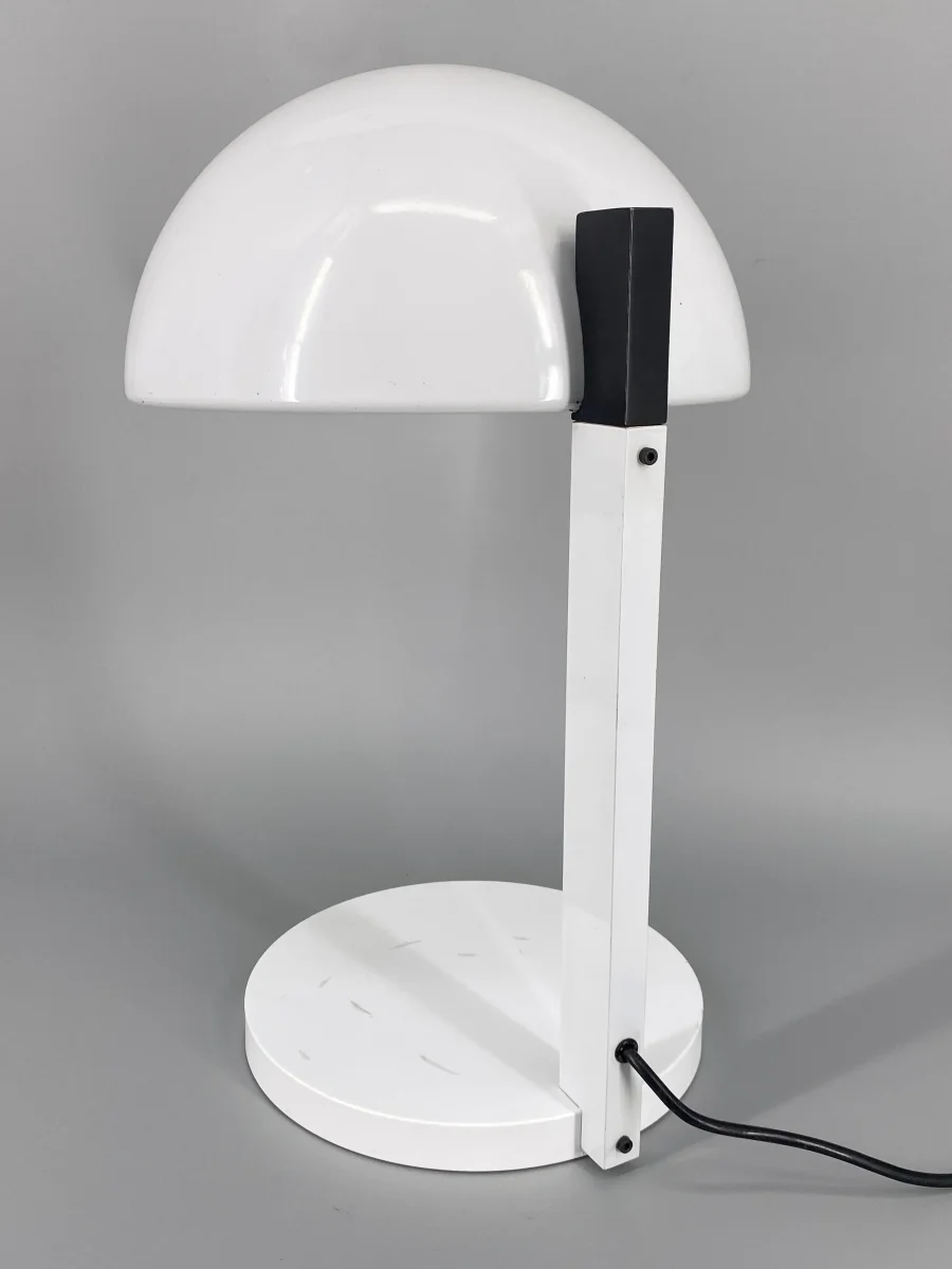 Postmoderne Tischlampe mit charakteristischem halbkugelförmigen Lampenschirm, um 1980 – Bild 5