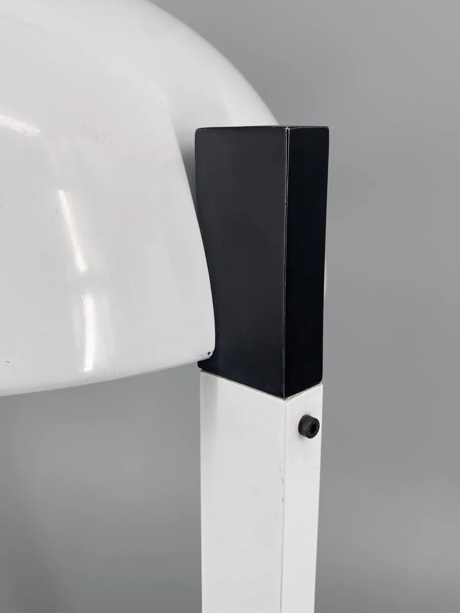 Postmoderne Tischlampe mit charakteristischem halbkugelförmigen Lampenschirm, um 1980 – Bild 4