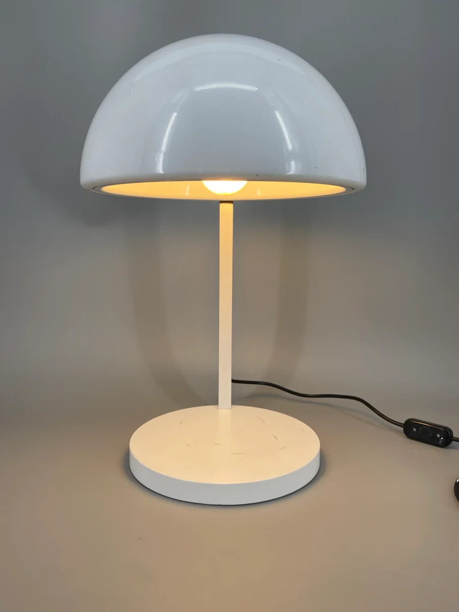 Postmoderne Tischlampe mit charakteristischem halbkugelförmigen Lampenschirm, um 1980 – Bild 9