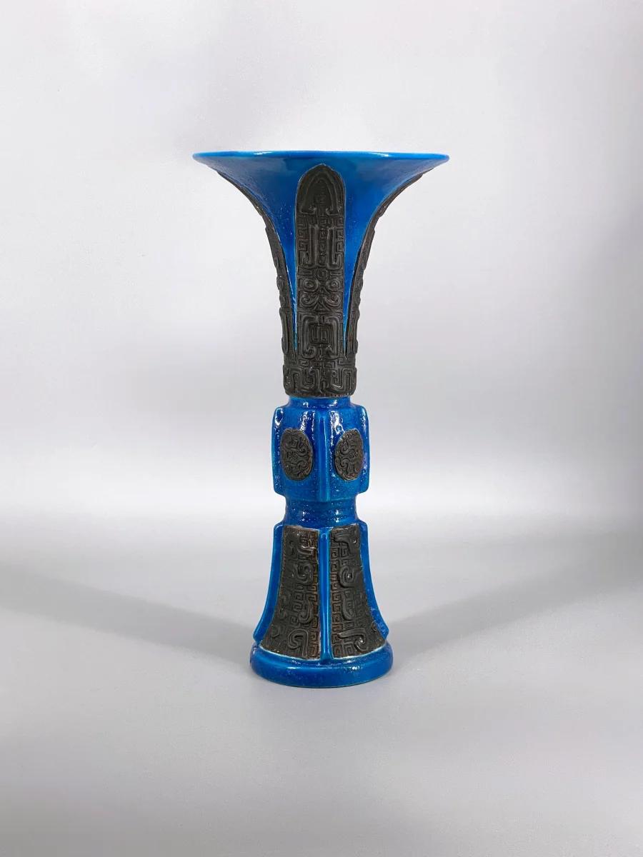 große, blaue Vase mit chinesischen Ornamenten in Gu-Form, China, 20. Jhd. – Bild 3
