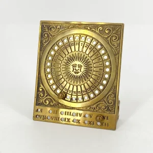 Ewiger Kalender mit Sonnenmotiv aus Messing