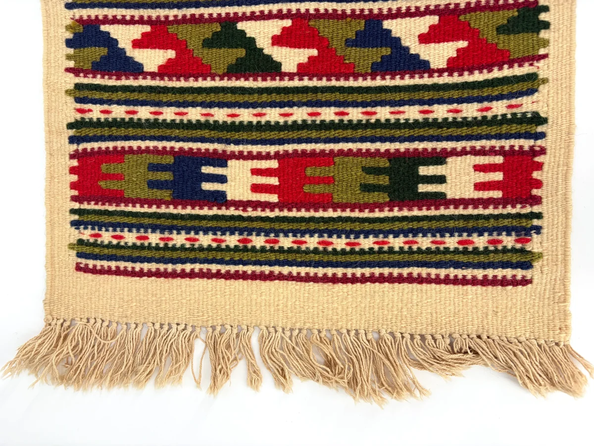 Kleiner Tischläufer mit mit geometrischem Muster im Nomaden-Stil – Bild 4