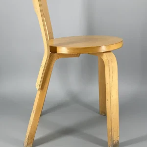 Stuhl "65" von Alvar Aalto aus dem Jahr 1935, hergestellt von Artek #1