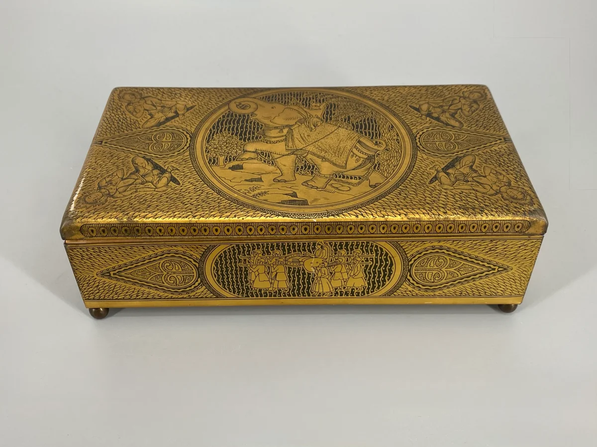Vintage Schatulle aus Stahlblech und Holz in Messingoptik mit Motiven aus Indien – Bild 3