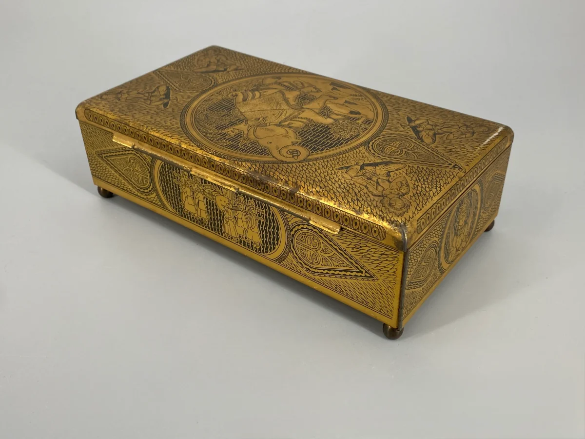 Vintage Schatulle aus Stahlblech und Holz in Messingoptik mit Motiven aus Indien – Bild 5