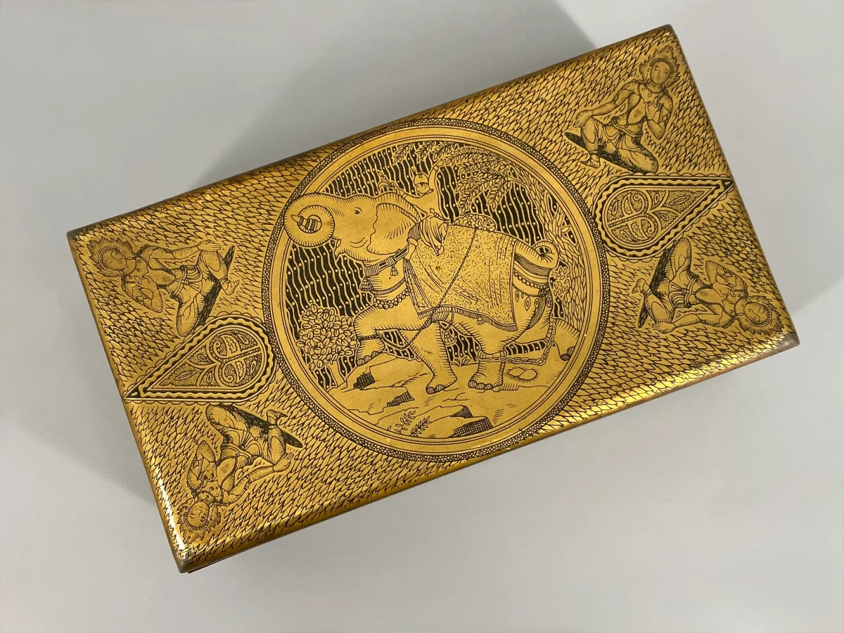 Vintage Schatulle aus Stahlblech und Holz in Messingoptik mit Motiven aus Indien – Bild 6