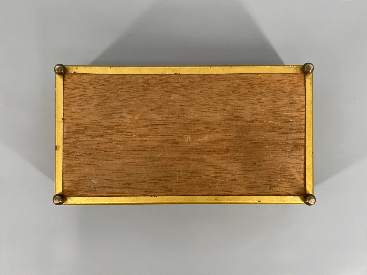 Vintage Schatulle aus Stahlblech und Holz in Messingoptik mit Motiven aus Indien – Bild 7