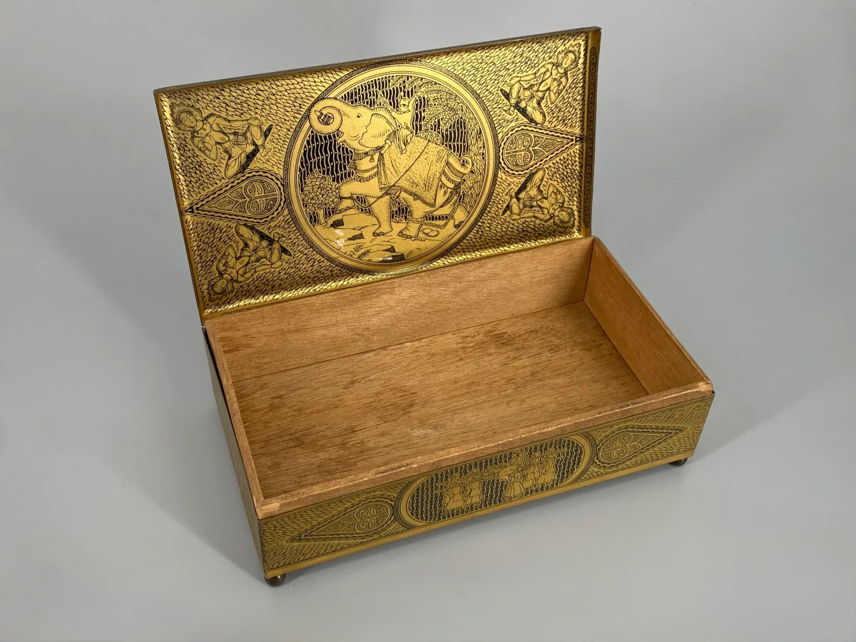 Vintage Schatulle aus Stahlblech und Holz in Messingoptik mit Motiven aus Indien – Bild 8